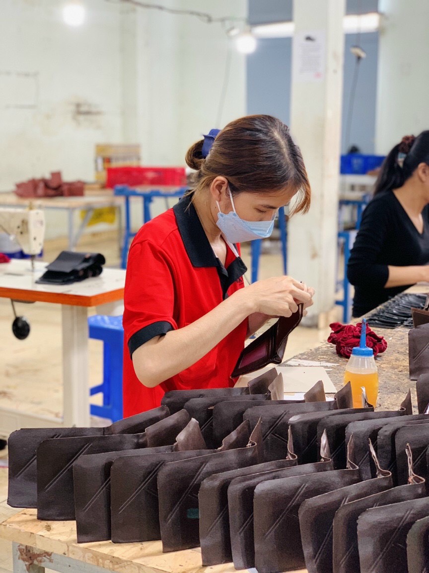 XƯỞNG CẦN TÌM ĐẦU RA CHO SẢN PHẨM VÍ BÓP ,DÂY LƯNG , TÚI XÁCH ,GIÀY DÉP DA THẬT